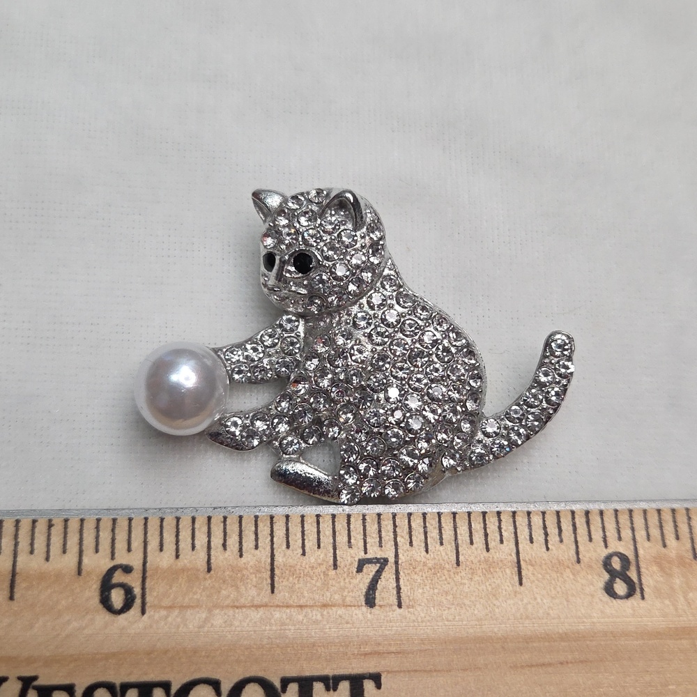 Women's Silver Cat With Ball Pearl Brooch Retro Style Pin Rhinestones Elegant - Picture 5 of 5